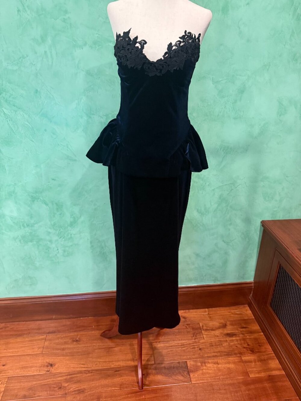 MISS CIRCLE PASCHA NAVY VELVET LACE APPLIQUÉ STRAPLESS PEPLUM MIDI DRESS – L – N - Picture 2 of 4